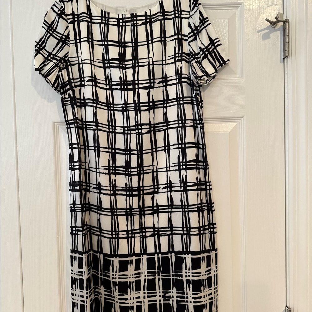 St. John Collection Abstract Design Silk Sheath Dress Knee Length Black & White
